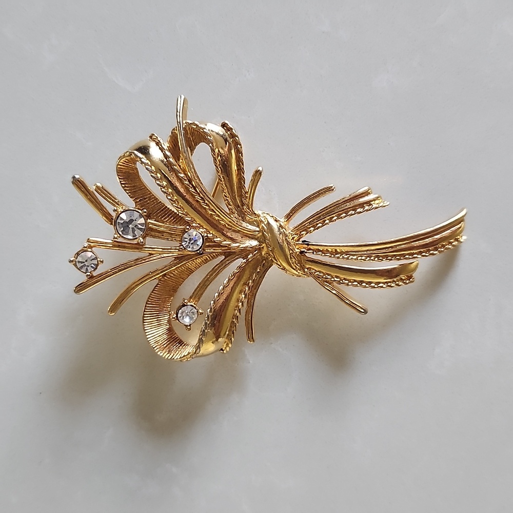 Vintage  gold tone brooche